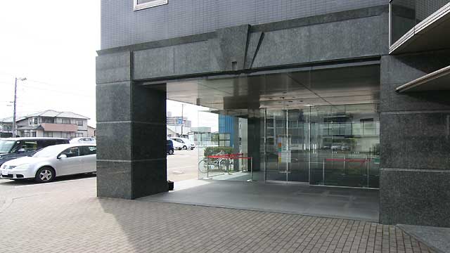 事務所ビルの入口